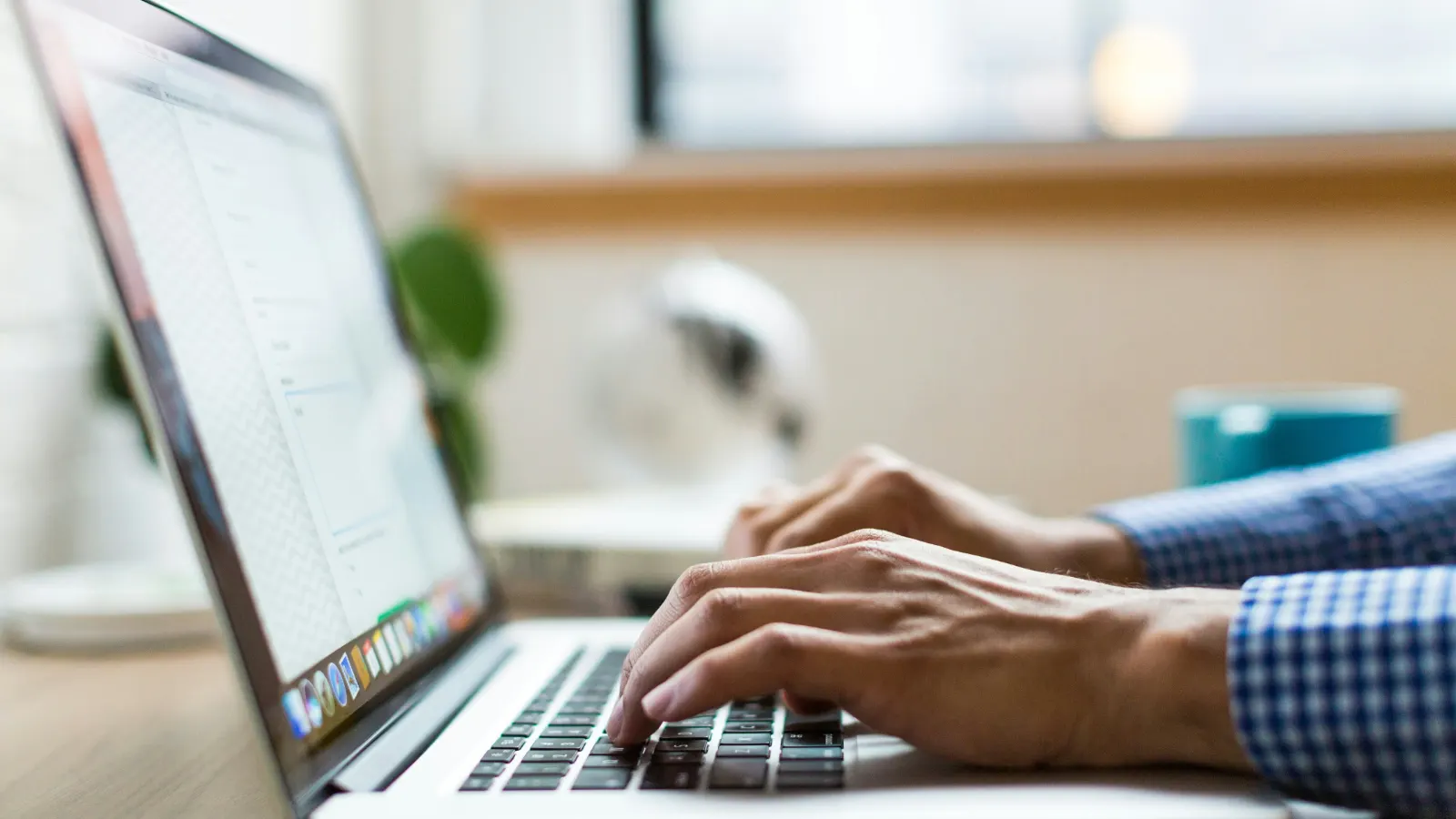 Jämförelse mellan att arbeta i WordPress och att köpa en färdig företagshemsida.